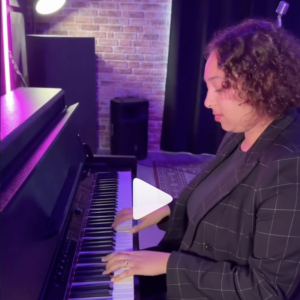 artiste au piano jouant de la musique