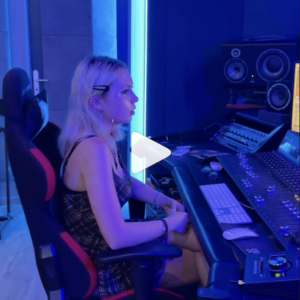 jeune femme chante en studio d'enregistrement